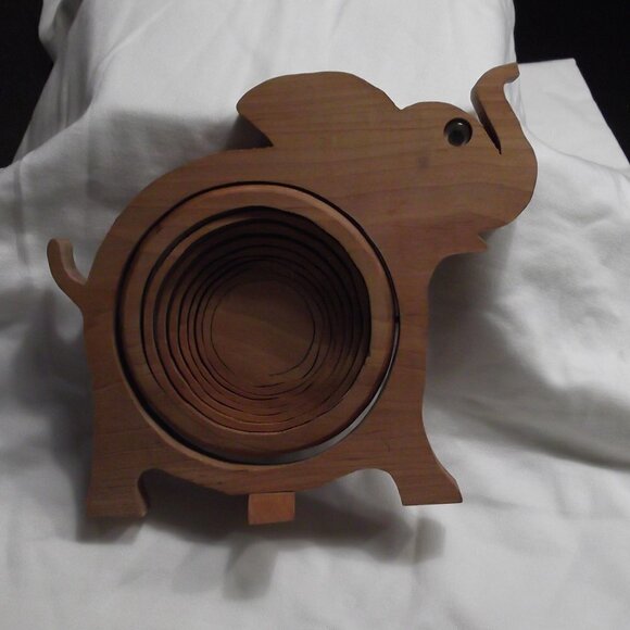 𝅺Vintage Collapsible Spiral Cut Wooden Basket or Trivet - Elephant Shape - Picture 2 of 4